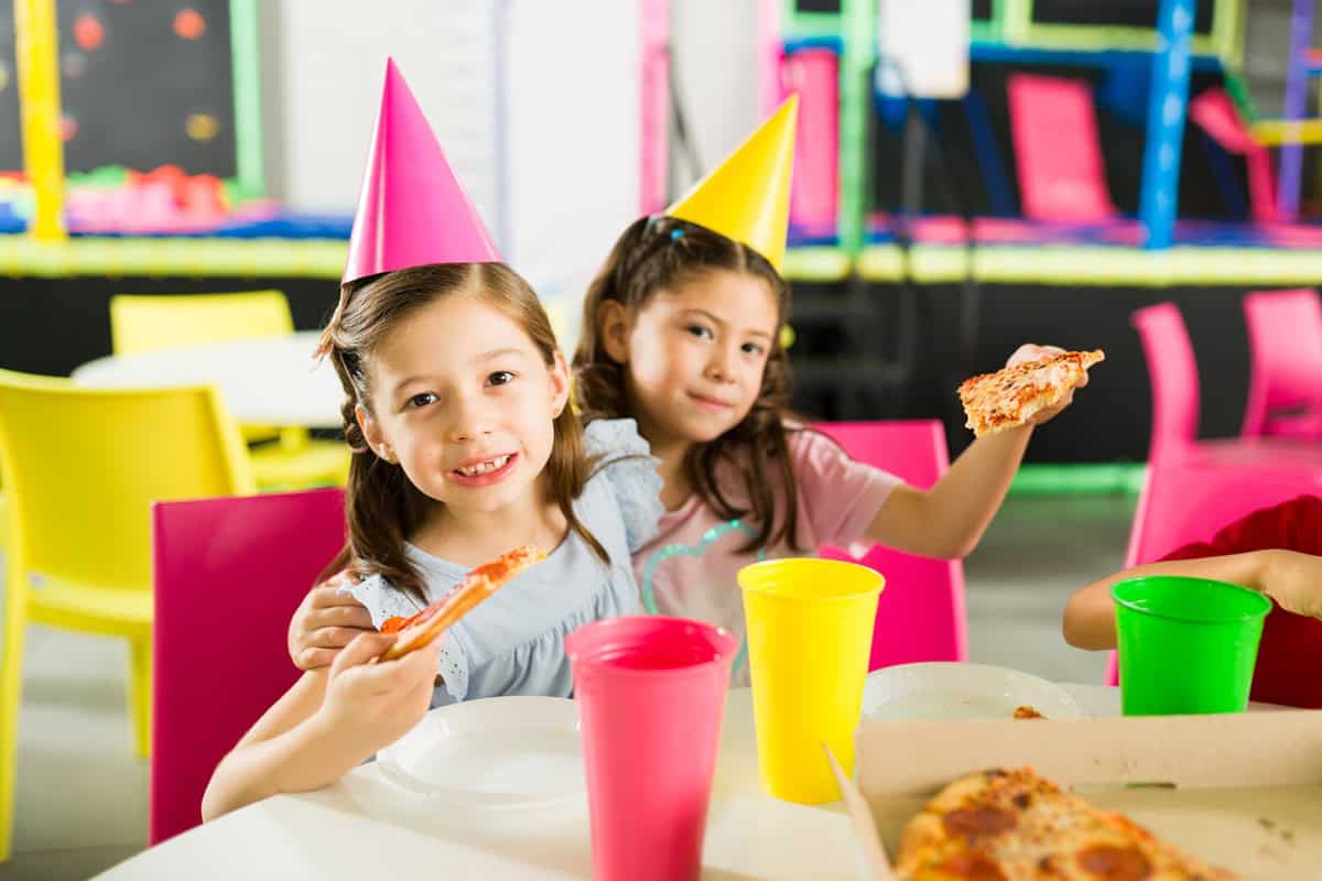 fête d'anniversaire enfants dans un parc de jeux