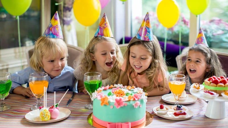 4 idées pour un anniversaire à l'intérieur à moindre coût